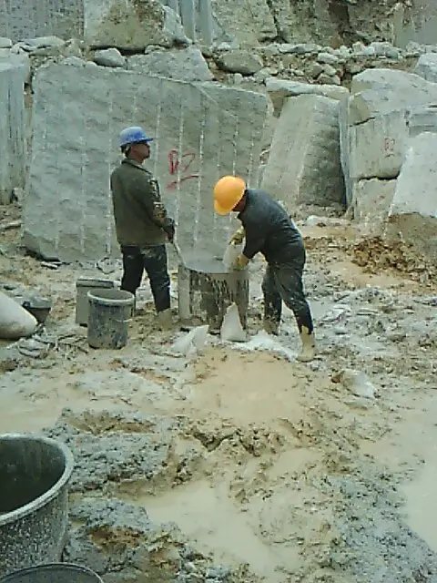 expansive-mortar-drilling-pouring-process.webp