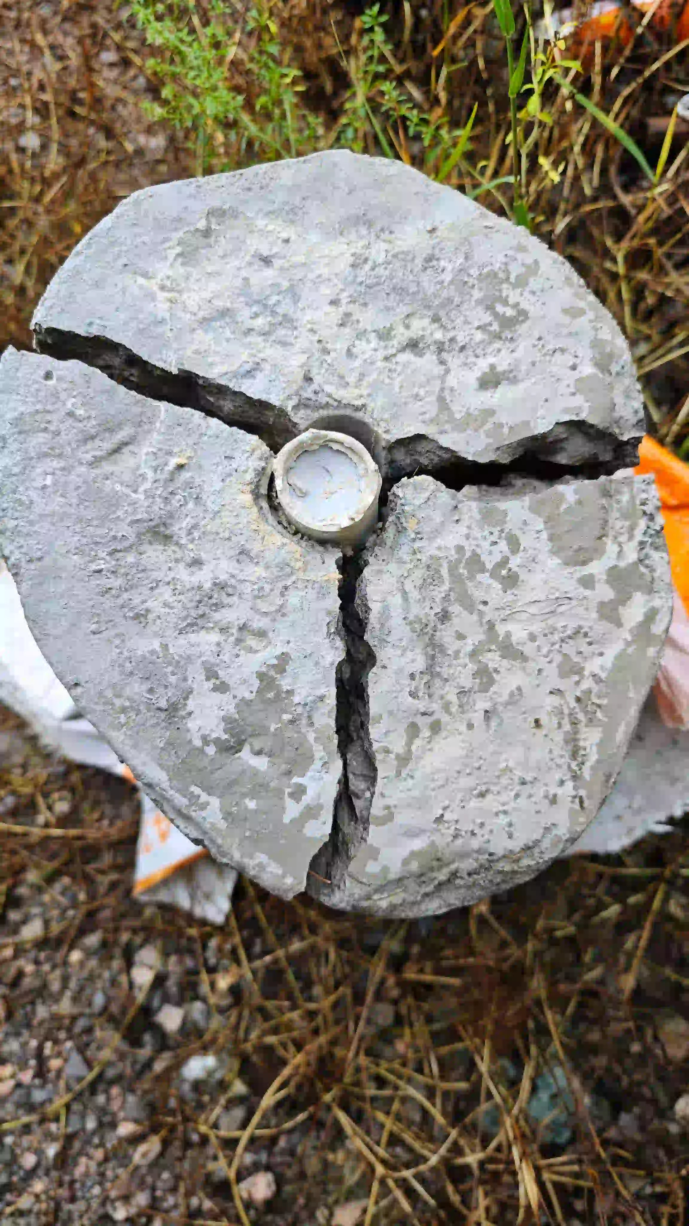 Concrete block cracking demonstration using soundless cracking agent during EXPANDAG customer visit