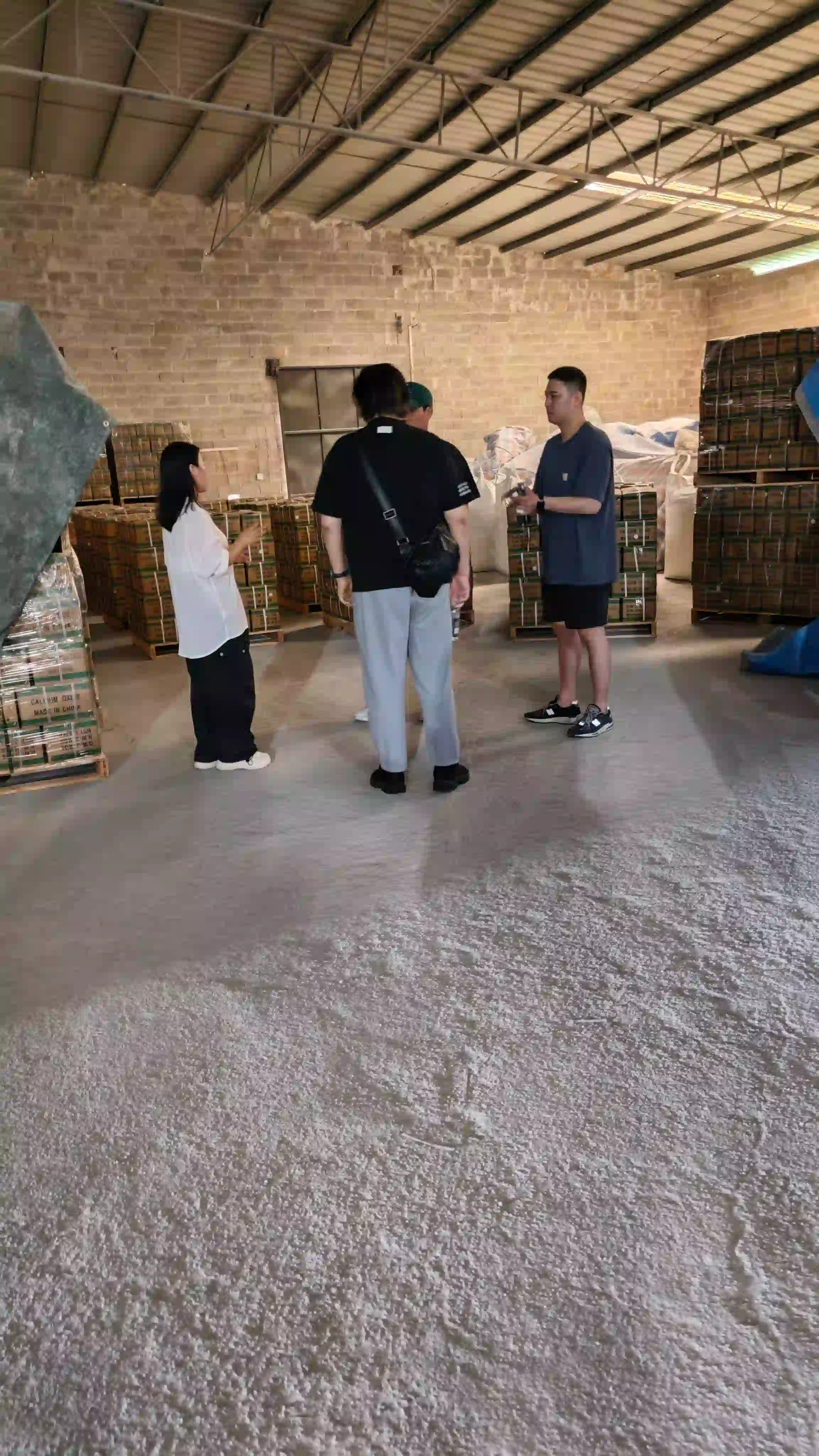 South Korean customer inspecting EXPANDAG soundless cracking agent packaging and warehouse