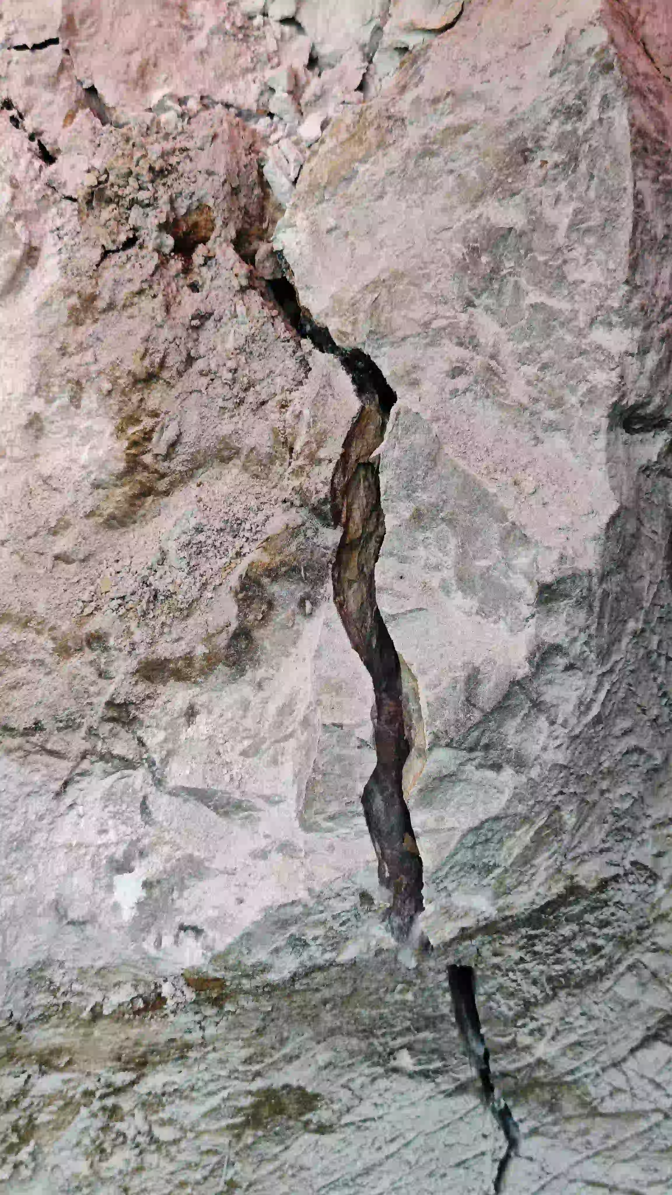 Soundless cracking agent field test showing rock cracking results during Korean customer visit