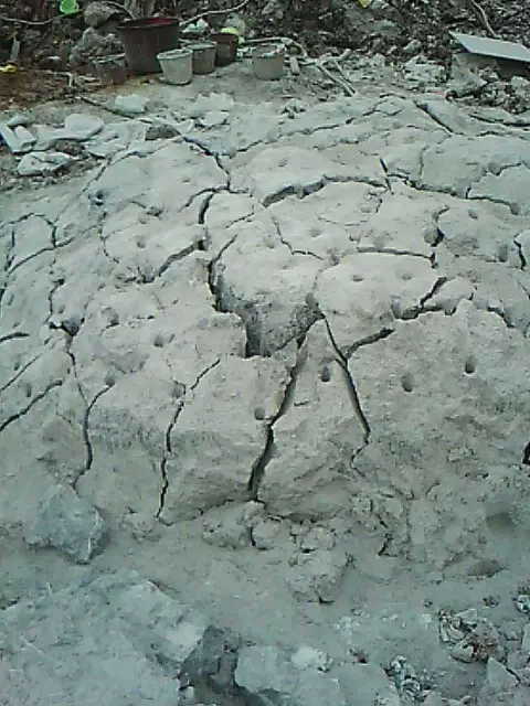 Reinforced concrete foundation cracked by non-explosive demolition agent without noise