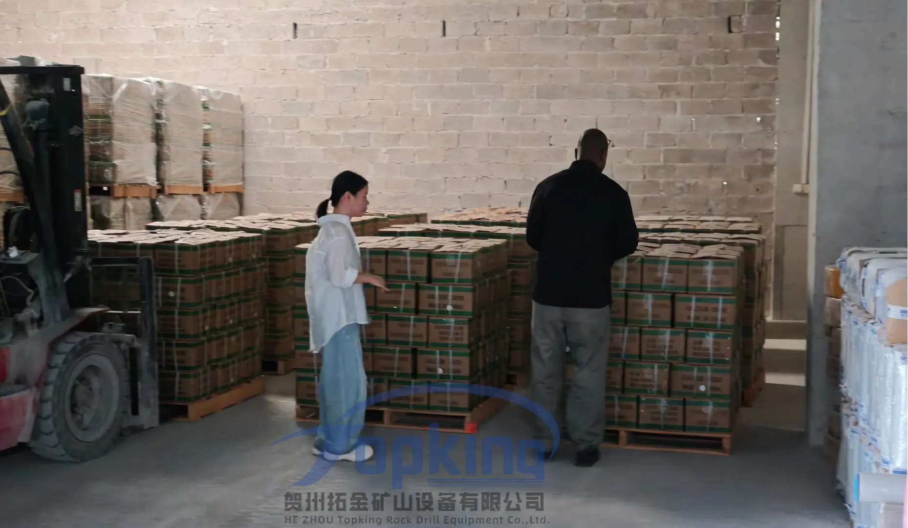 Somali customer inspecting palletized HSCA stock at EXPANDAG's Hezhou warehouse